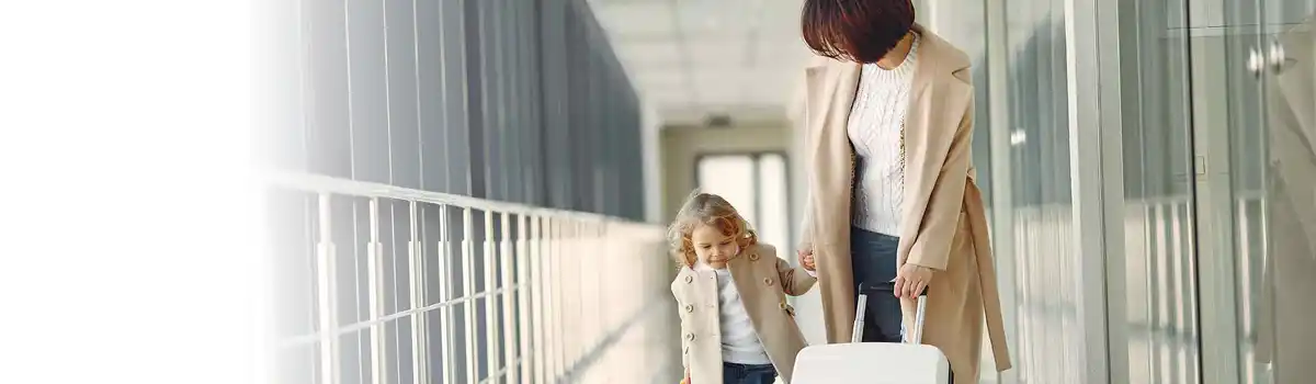 Viajar al extranjero con un hijo menor de edad y sin el otro progenitor, ¿Cómo hacerlo? 