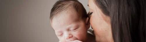 Conceden a una trabajadora de atención telefónica adaptar su horario laboral al cuidado de su bebé