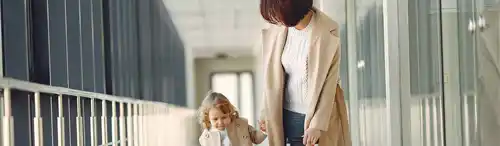 Viajar al extranjero con un hijo menor de edad y sin el otro progenitor, ¿Cómo hacerlo?