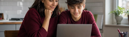 Familia comprobando los derechos del consumidor en una compra escolar online
