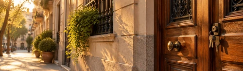 Cerradura de una vivienda española con luz cálida, simbolizando la diferencia legal entre okupa e inquiokupa